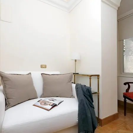Elegant Nearby Trevi Fountain Apartamento